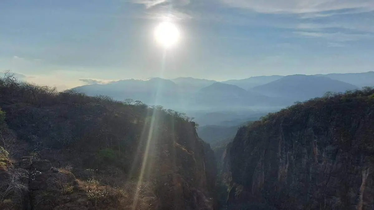 A menos de 2 horas de viaje sobre la carretera Tehuacán-Teotitlán, se encuentra el Centro Ecoturístico “Cañón Alas Verdes”